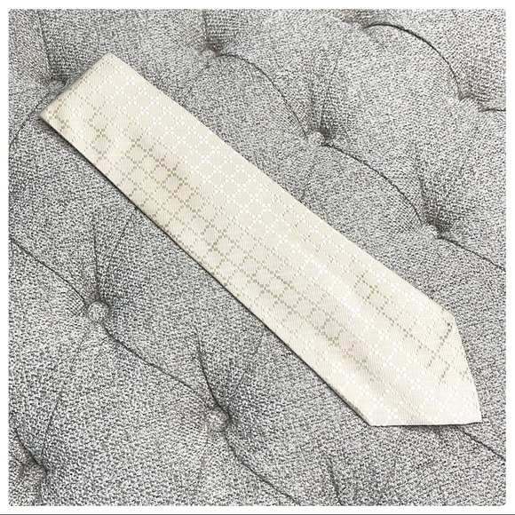 😎Very Handsome Cream Claiborne Mens Silk Tie😎 - Picture 2 of 10